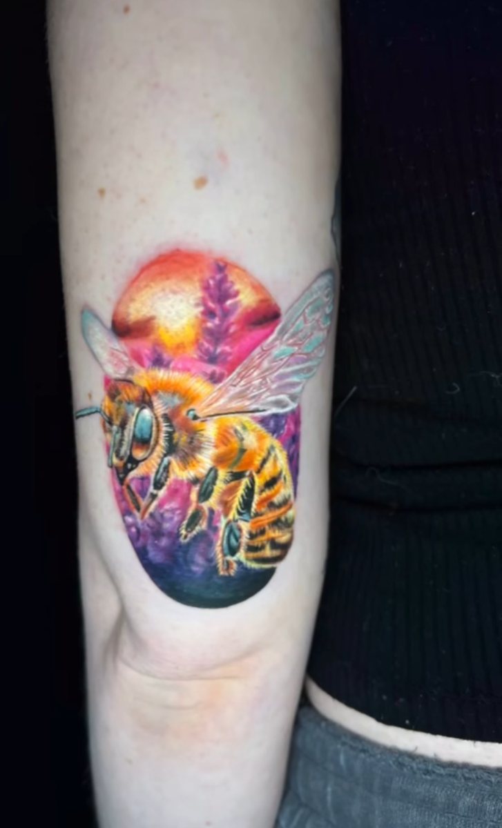 Honey bee, colour realism